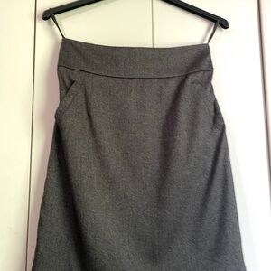 Business/casual skirt with side pockets